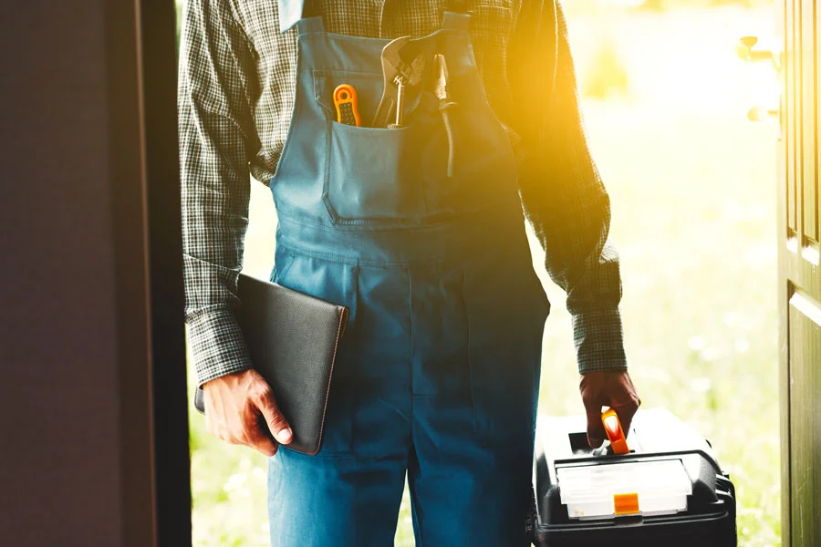 Righty Tighty Plumbing technician arrives at house in Tennessee