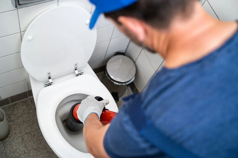 Righty Tighty Plumbing technician works at Farragut home